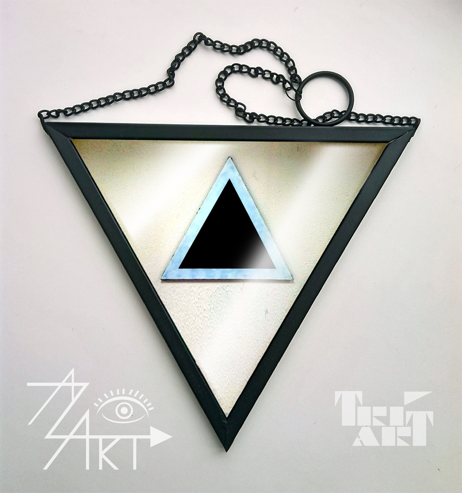 зеркало: чёрный треугольник